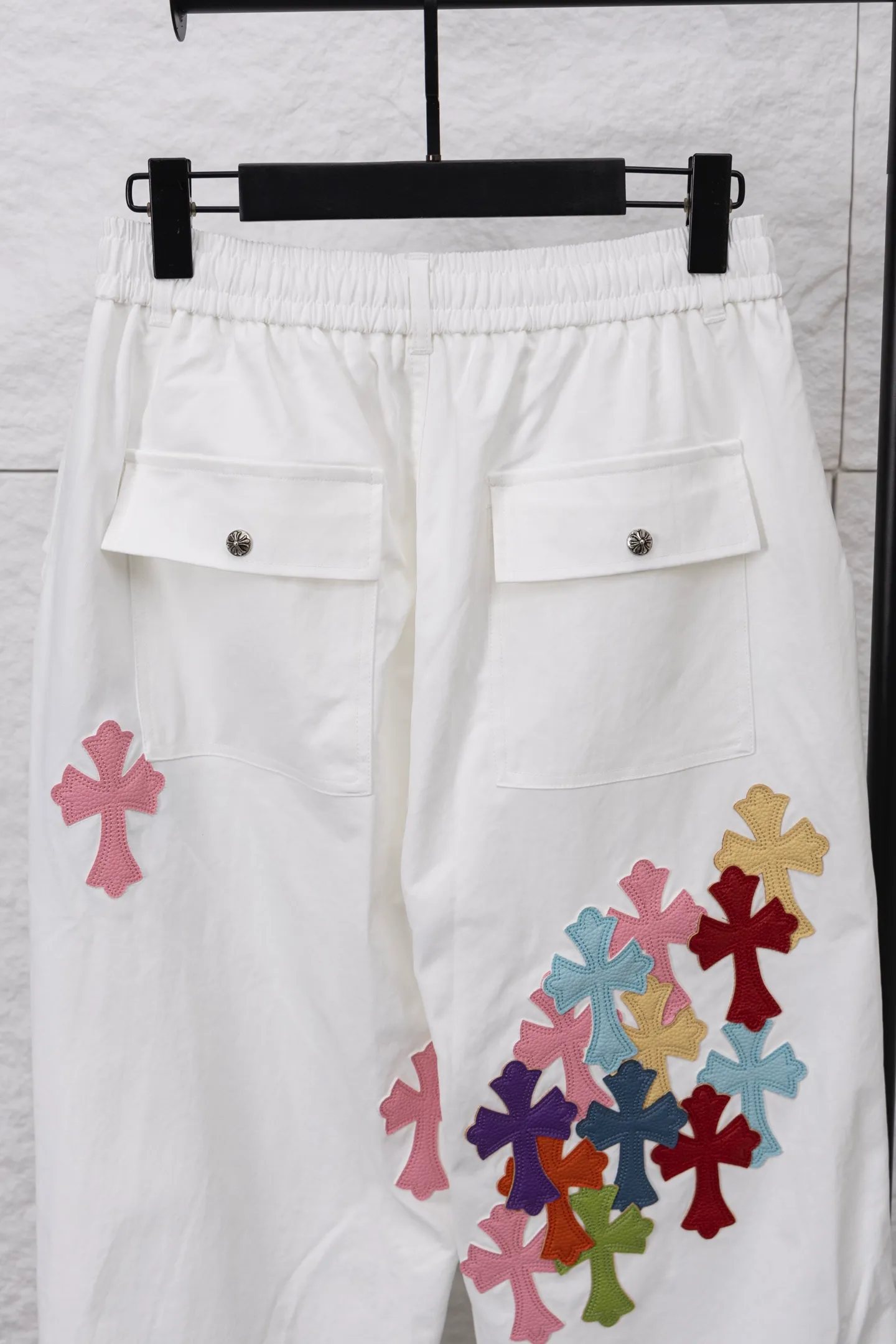 P350 model number/F065 Chrome hearts Chrome hearts heavyweight Chrome paratrooper pants with colorful crosses. More than 20 customized cross leather sets. Customized Chrome hearts hardware. Loose and lazy version, waist size 66-100 can be controlled. More than 20 fabrics are custom-woven and dyed. The front needs to be carbon-milled and then sanded (the surface of the pants has a velvet feel and is comfortable to wear) and the reverse is waterproof. Finally, the overall enzyme wash is done. The workmanship is complicated and cumbersome. The leather is all calfskin and has undergone multiple color fixing treatments! Machine washing is not recommended for white! Color: White Version: Loose